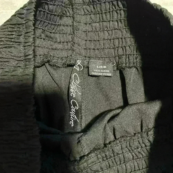 NWOT La Classe Couture Black  Eyelet Scalloped Shorts - Picture 2 of 3